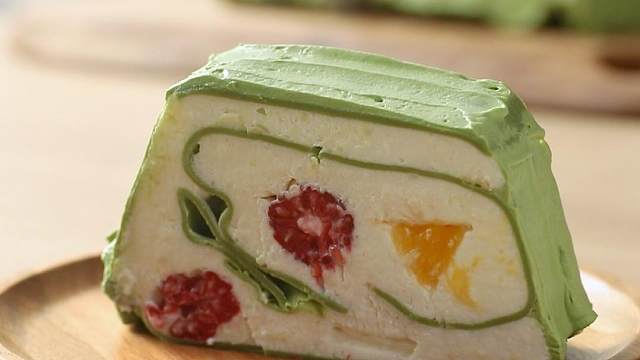 藤上生花，这春天我也吃上花了 抹茶酸奶千层慕斯#春季吃花的100种方式