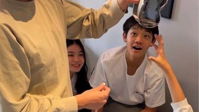 A哥的“玩具”总是很新奇。 B姐亲自给AC洗脸护肤呀。话说hafhaf真的好用，你看A哥和C宝的皮肤