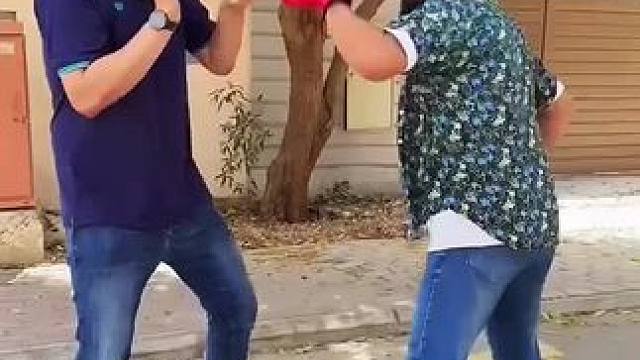 小伙的手突然有超能力，坏人瞬间就消失了！#看一遍笑一遍 #意想不到的结局 #老外真会玩 #搞笑配音 