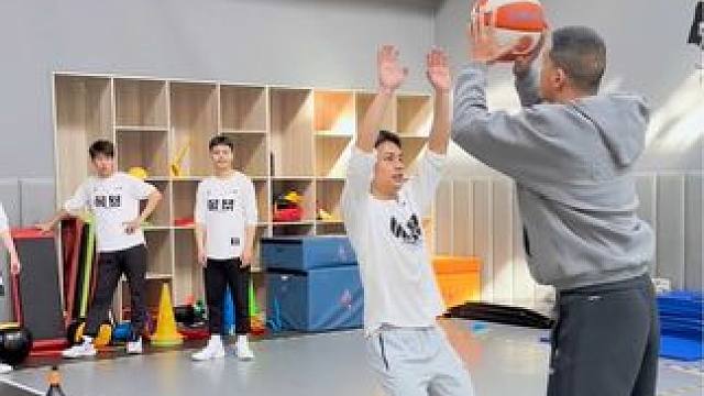 #篮球 #日常训练 #一分钟干货教学 
模拟防守强化传球整体轮转系列
｜碎步干扰完成头顶传球
｜碎步