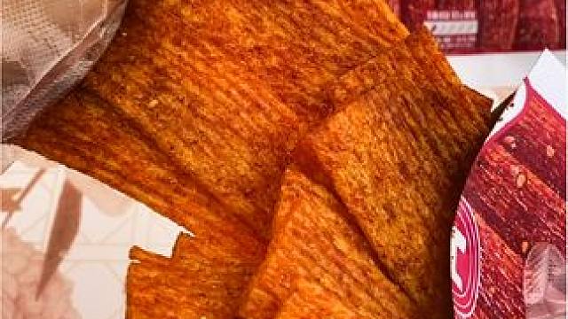 “[品牌名]辣条，辣在舌尖，爽在心头！一口咬下，满满的香辣味瞬间爆发，让你欲罢不能！”
 #零食推荐