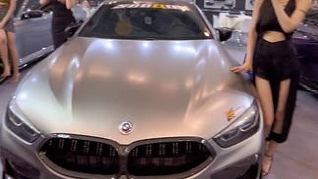 到底看车还是看人。#dou是好车 #车模美女 #车展现场 #路人视角