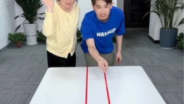 默契挑战，哈哈这也太难了吧#办公室游戏 #默契挑战 #搞笑