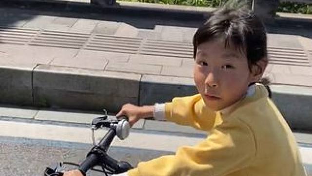 第一次带女儿骑车远行，遇到坐电动车的小男孩掉下来了，提醒家长朋友一定要注意孩子安全