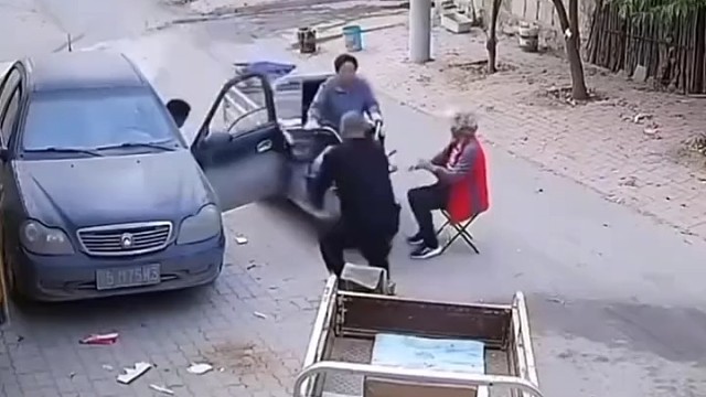 马路中间坐着还开着车门 当马路是自己家客厅一样