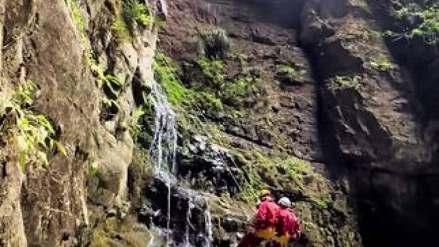 嗯，累且快乐着！首次带着客人穿越神仙岩至碓窝洞天坑。谢谢来自浙江小妹妹的肯定！探险的路上有你，有我更