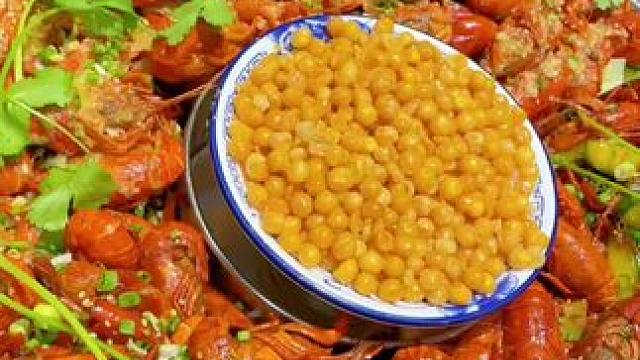 方块烧烤·烤羊腿（贡井店）小龙虾来袭！蒜蓉龙虾和麻辣龙虾的完美搭配，肉质饱满，鲜嫩多汁！还有纸巾茶水