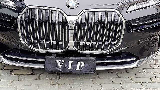 宝马740安装防拆抗屏蔽GPS定位防盗系统，开启屏蔽器自动锁车，换卡、抠卡、干扰锁车报警到手机。嵌入