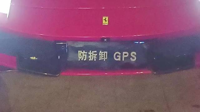 法拉利F8安装防拆抗屏蔽GPS定位防盗系统，开启屏蔽器自动锁车，换卡、抠卡、干扰锁车报警到手机。嵌入