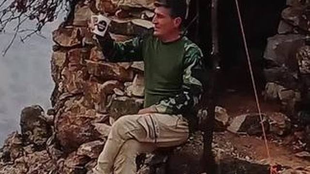 建造悬崖庇护所过夜 #荒野建造 #野外建造 #庇护所