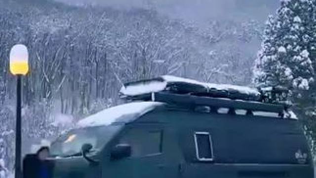 岛国小姐姐爆改海狮雪中露营#户外露营 #房车旅行 #房车 #丰田海狮改装 #露营vlog