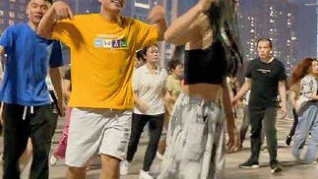 #快乐阿拉蕾 @@牛奶 @玄冥二老(香香) 气氛有点上头了！#深圳旅游攻略 #龙华文化广场  #广场