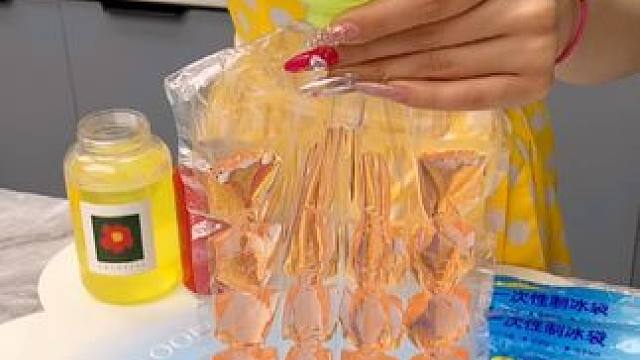 #一次性冰袋   夏季吃冰好帮手，倒入喜欢的饮料一冻再拿出来就是好吃的冰块了