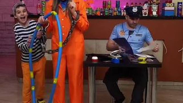 这个圈简直太神奇了，跳进去人直接不见了！#看一遍笑一遍 #意想不到的结局 #老外真会玩 #万万没想到