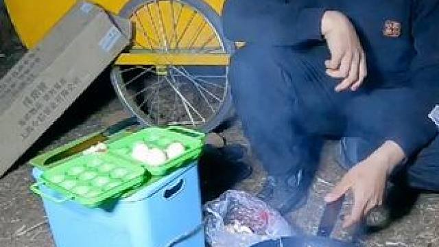 天气越来越暖和了又可以在户外做饭吃了，用猛火炉来炒菜就是香 #床车旅行 #床车露营 #露营美食 #穷