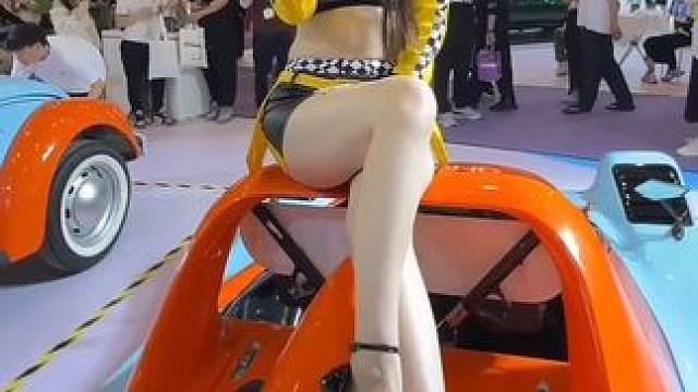 来喽来喽#gtshow #车展 #车模小姐姐