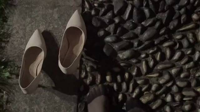 挑战光脚鹅卵石走路