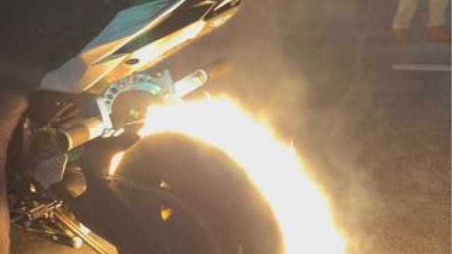 #封闭路段 #专业动作请勿模仿 #摩托车特技 #机车  摩托车风火轮