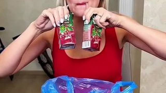 喝果汁的奇葩喝法，结局太让人惊喜了！#看一遍笑一遍 #老外真会玩 #沙雕老外 #意想不到的结局 #国