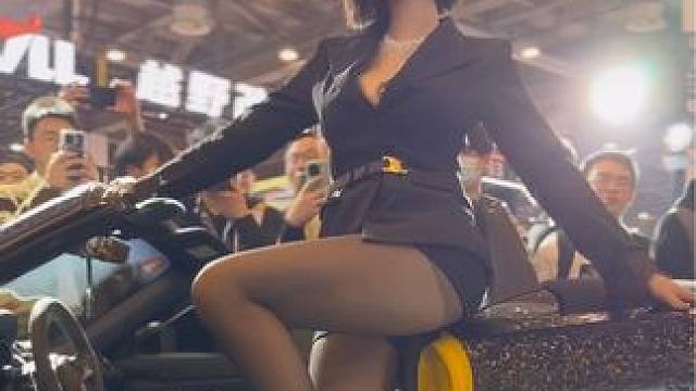 #苏州改装车展 #大长腿 #车模美女 #完美身材 #又美又飒 @程儿 @程儿今天开播了吗