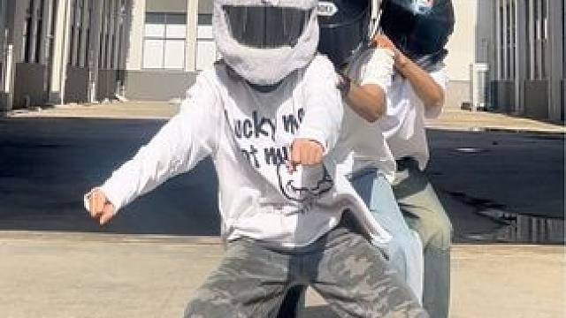 无奖竞答，猜谁在头盔里笑得最欢
#内向社恐