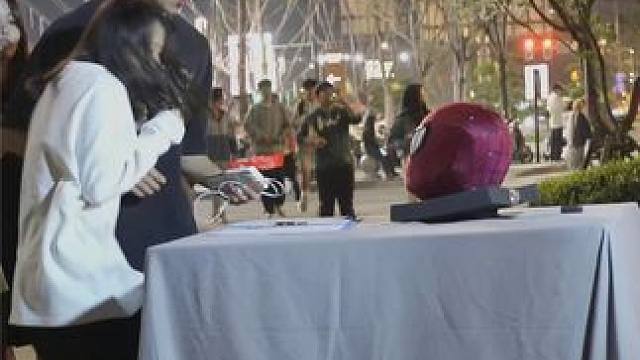 愚人节特别篇：随机让路人给蜘蛛侠头套打分 #搞笑  #每日一笑  #爆笑  #野生大肥扬 