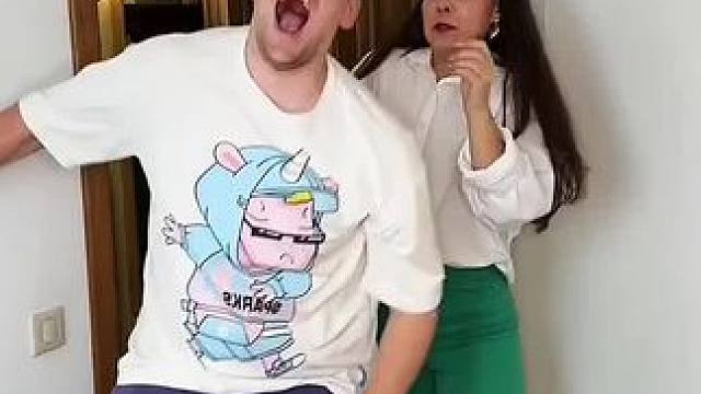 男子刚进家门就被狗子追，这点子简直太背了！#看一遍笑一遍 #意想不到的结局 #万万没想到 #老外真会