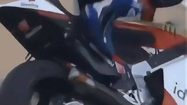 moto2严重摔车，当工作人员冲出去救火那一刻，像极了《阿郎的故事》的场景…这也许就是骑士精神吧…#