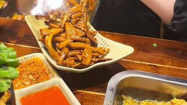 吃不够懂吗？妈呀太香了！#鸭肠 #开袋即食小零食 #鸭货