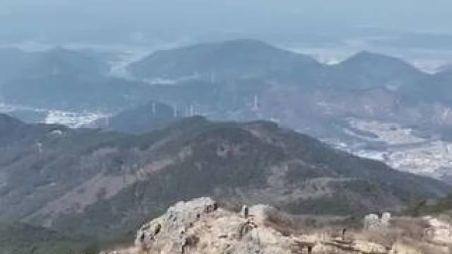 小姐姐床车露营加徒步旅行#房车旅行 #户外露营 #户外 #登上山顶看美景 #露营vlog