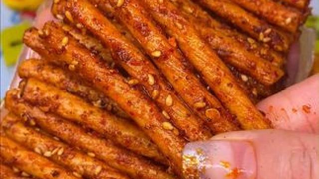 香香辣辣的思乡山素牛筋是真的好吃，真的真的强烈推荐！ 好吃到停不下来的素牛筋辣条！#辣条 #追剧小零