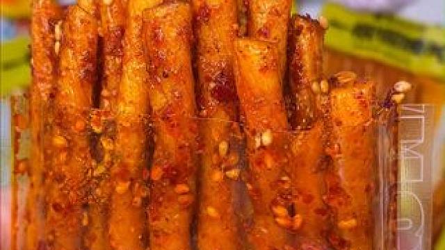 爱吃辣的宝子们一定要来试试湖南平江的这款素牛筋！ 麻麻辣辣的，一口下去嚼劲十足!真的绝！#辣条 #湖