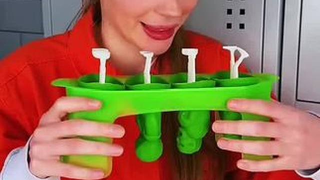 为了逃避保安检查，美女把软糖融化在模具里！#老外真会玩 #沙雕老外 #看一遍笑一遍 #意想不到的结局