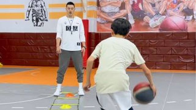 #篮球 #日常训练 #一分钟干货教学 
绳梯飞碟强化技术脚步
｜纵向inout 晃动终结
｜胯下延伸