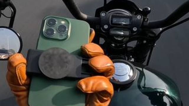 这手机支架还行哈#哈雷 #南京 #哈雷街霸 #让骑行成为一种生活 #手机支架