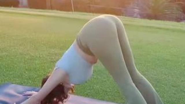 #正常瑜伽动作无不良引导#跟着美女学瑜伽