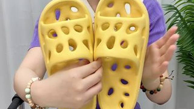 两双更划算！#洁丽雅洞洞拖鞋   赶紧来薅！#便宜又好穿 #防滑耐磨 #凉拖鞋 #舒适透气