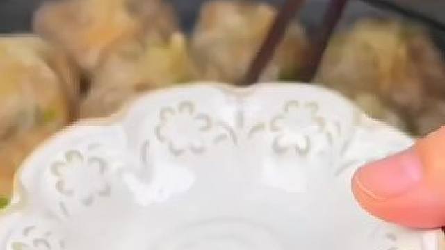 早上起不来做早餐的姐妹看看这款薄皮烧麦，放蒸锅上蒸个十分钟，去洗漱的时间就可以吃了!超级方便!关键现