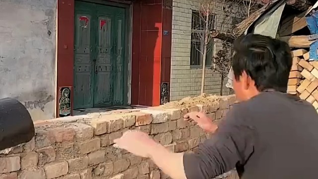 挨一半截砖不说，当头一盆水啊