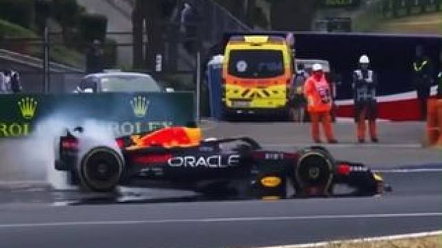 最近好像很流行这个转圈...... #f1 #张元英转圈 #troublemaker