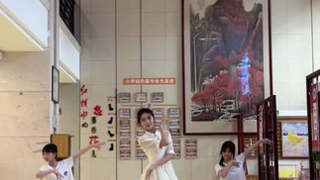 跟高年级两个同学跳一曲青花瓷
#古典舞 #青花瓷粤语版舞蹈 #校园