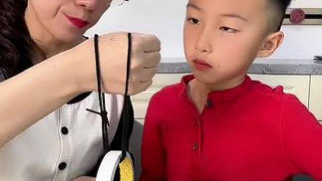 #母子日常 #亲子互动 #万万没想到 
他怎么拿出来的？我一点没看清啊！有看清楚吗？