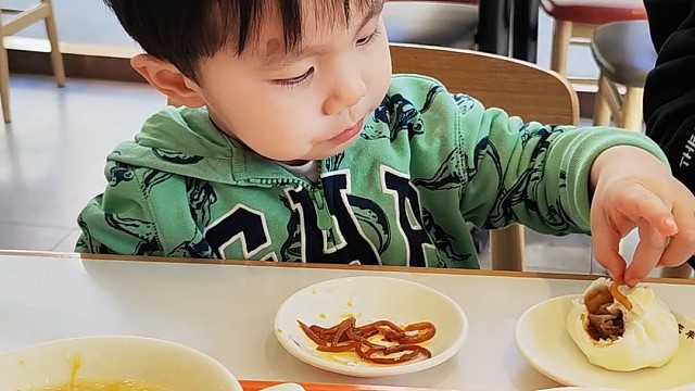 一个妈生的三个宝