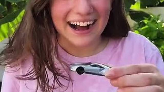 用水浇一下玩具车，小车瞬间就变成跑车了！#看一遍笑一遍 #意想不到的结局 #这操作都看傻了 #老外真