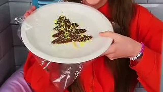 用巧克力制作个圣诞树，这手法简直太牛了！#沙雕老外 #老外真会玩 #老外迷惑行为 #吃货的迷惑行为 