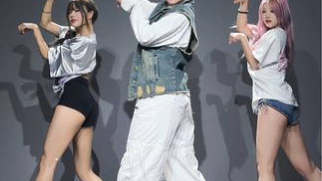 其实狐狸颂还有一段隐藏版编舞…欢迎大家翻跳～#apop #内娱 #李希侃 #啾咪啾咪狐狸舞