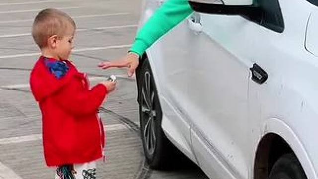 男子故意把男孩手机弄掉，结局看着太解气了！#看一遍笑一遍 #看一遍笑一遍 #万万没想到 #意想不到的