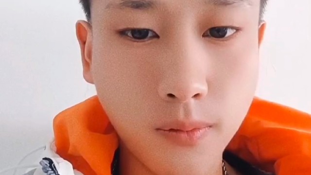 爱情是一种魔力，它能让我们变得更好、更勇敢。在这个情人节，我想对你说，你的爱让我变得更加完整，我愿意