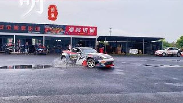 后驱车初级漂移培训：定圆漂移，8字漂移        直线进弯手刹起飘  
漂移场地：义乌     