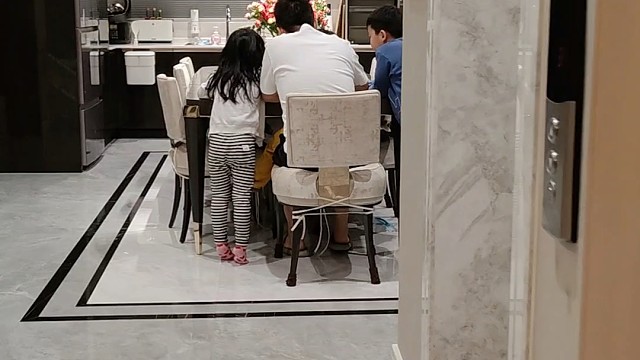 三个孩子的爸爸是如何带娃的